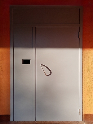 Нестандартная подъездная дверь Нестандартная подъездная дверь