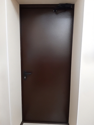 Коричневая дверь Коричневая дверь