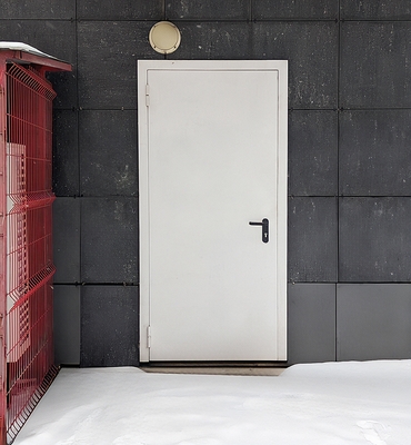 Белая дверь на уличном выходе Белая дверь на уличном выходе