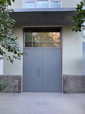 Двустворчатая дверь с остекленной фрамугой Двустворчатая дверь с остекленной фрамугой