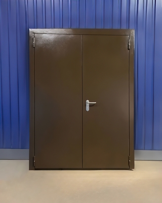 Двупольная дверь коричневого цвета