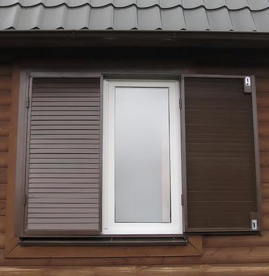Коричневые ставни на окно