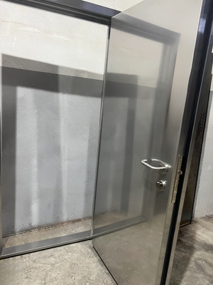 Нержавеющая дверь в открытом виде