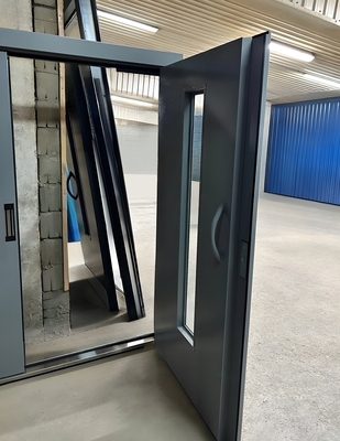 Подъездная дверь с глухой боковой вставкой Подъездная дверь с глухой боковой вставкой