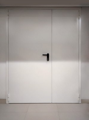 Белая глухая полуторная противопожарная дверь