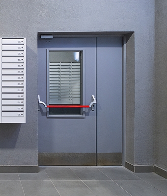 Дверь с антипаникой в офисном здании