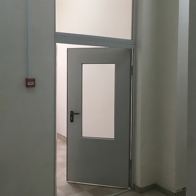 Серая полуторная дверь со стеклопакетом