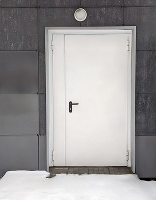 Полуторная белая дверь EI 60 (внешняя сторона)