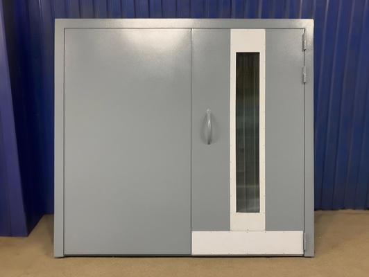 Широкая серая дверь в подъезд Широкая серая дверь в подъезд