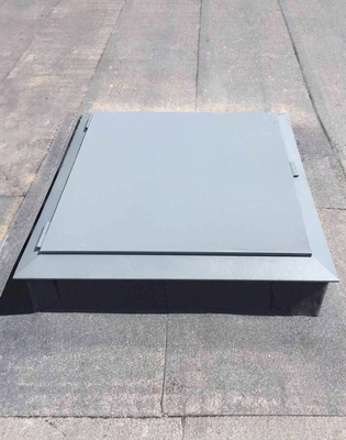 Установленный кровельный люк